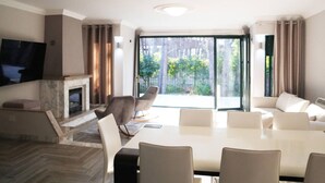 House | 5 bedrooms - The Beachfront Villa Garden Beach Access (Golem)