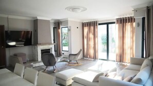 House | 5 bedrooms - The Beachfront Villa Garden Beach Access (Golem)