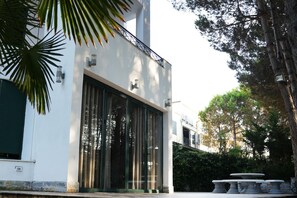 House | 5 bedrooms - The Beachfront Villa Garden Beach Access (Golem)