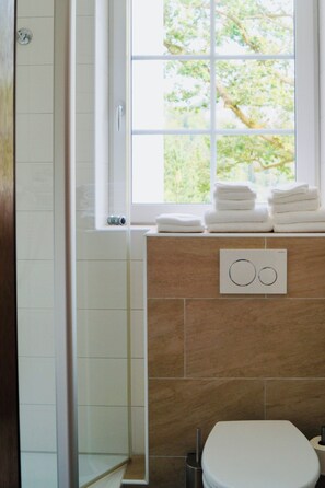Shower, hair dryer, towels, soap - Hotel & Restaurant Pelikan (Beuron)
