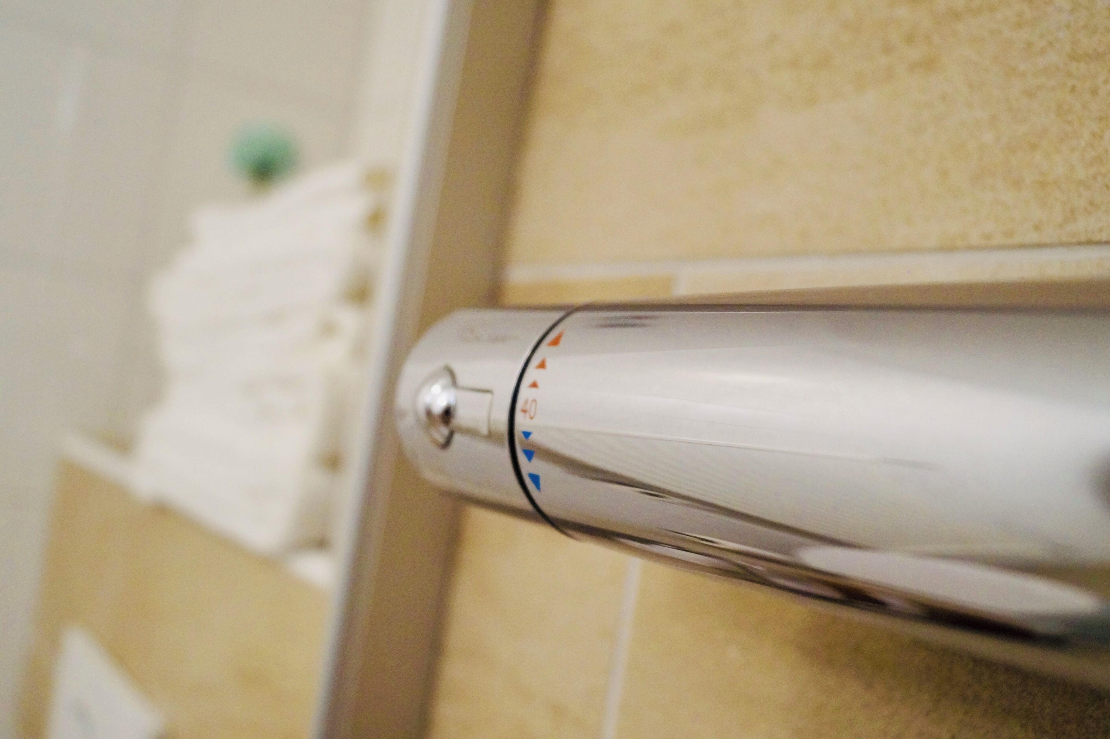Une salle de bain avec des toilettes blanches, un distributeur de serviettes et un rouleau de papier toilette.