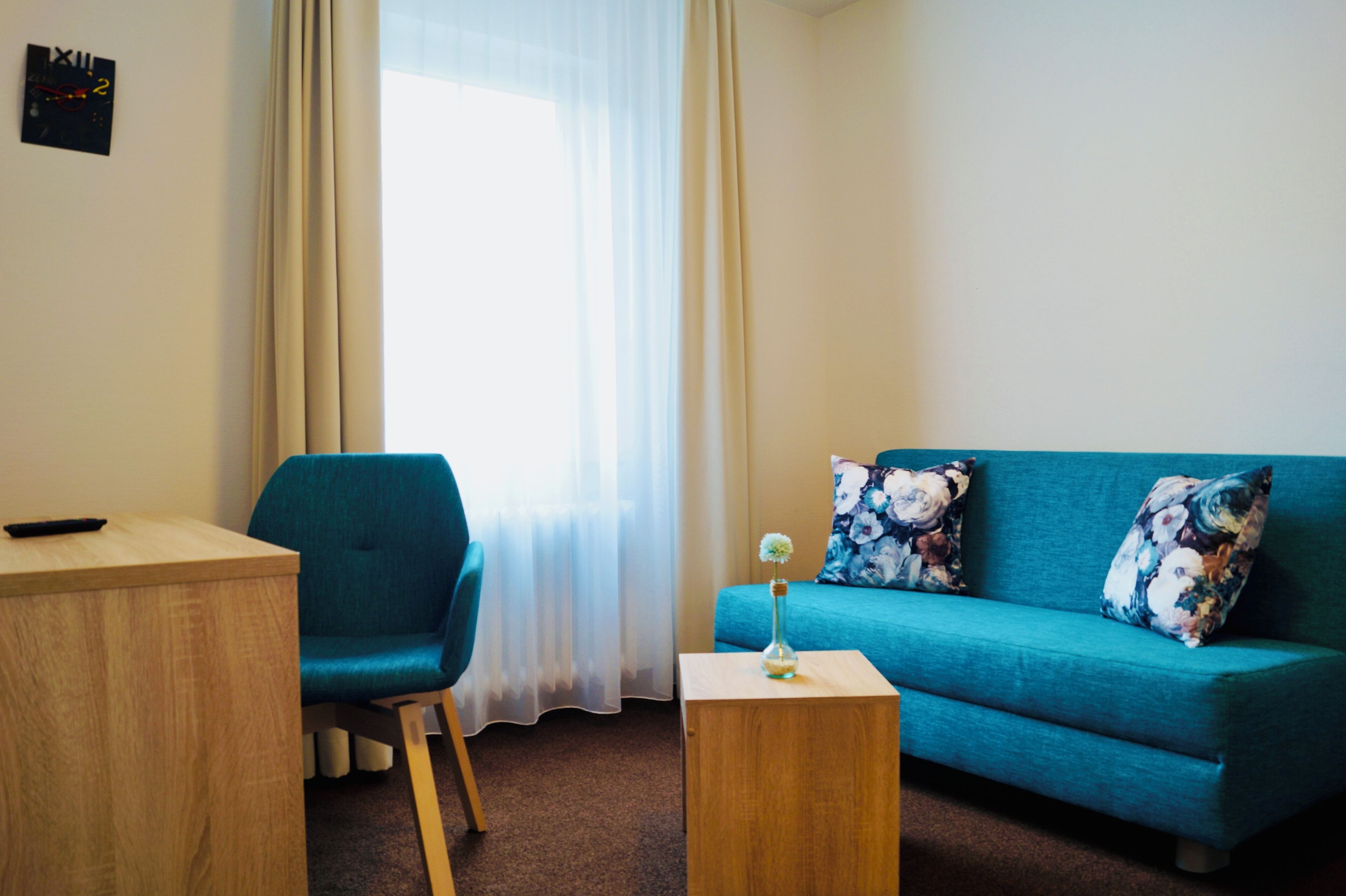 Deluxe Double Room | Living area | Books