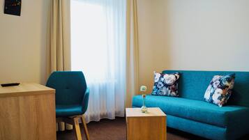Deluxe Double Room | Living area | Books