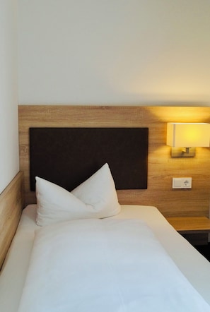 Desk, laptop workspace, free WiFi, bed sheets - Hotel & Restaurant Pelikan (Beuron)