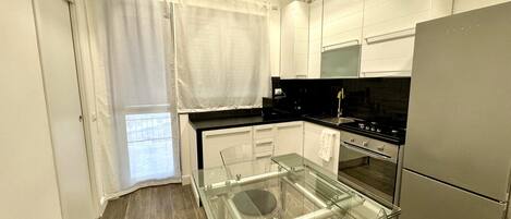 Kühlschrank, Mikrowelle, Ofen, Herdplatte