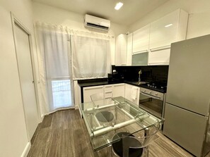 Frigorifero, microonde, forno, piano cottura