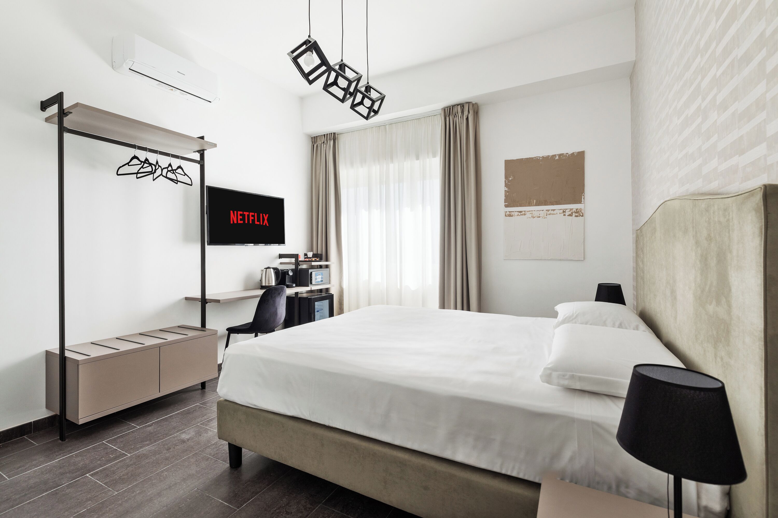 Habitación estándar | Ropa de cama de alta calidad, minibar, caja fuerte y escritorio