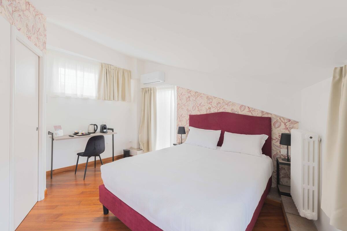 Junior Triple Room | Peralatan tempat tidur premium, bar mini, peti besi dalam bilik, meja 