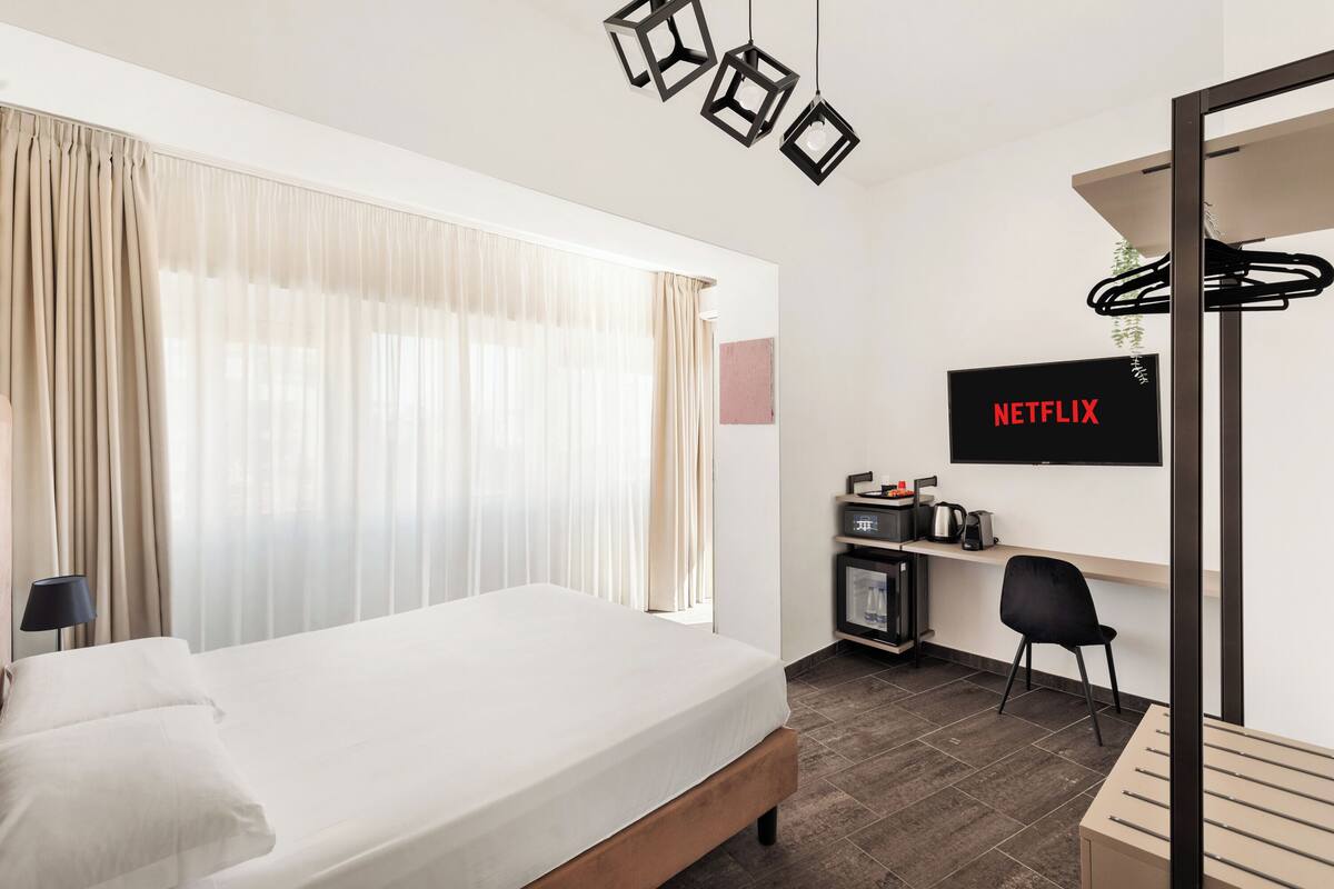 Superior Room | Peralatan tempat tidur premium, bar mini, peti besi dalam bilik, meja 