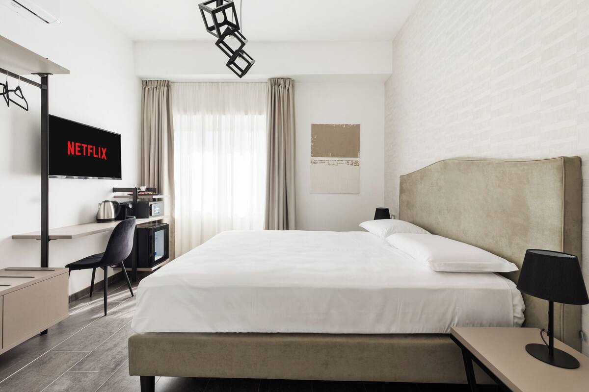 Standard Room | Peralatan tempat tidur premium, bar mini, peti besi dalam bilik, meja 