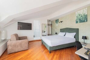 Deluxe Triple Room | Premium bedding, minibar, in-room safe, desk