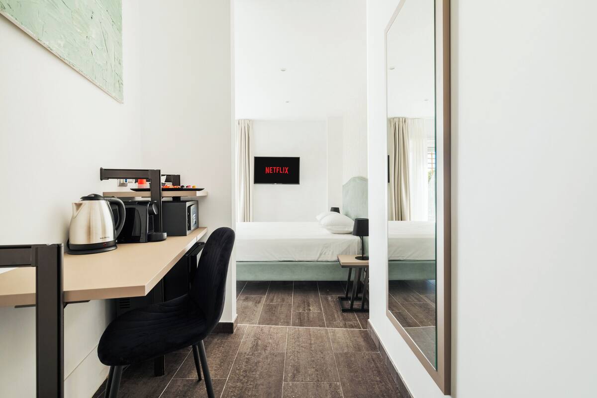 Standard Room | Peralatan tempat tidur premium, bar mini, peti besi dalam bilik, meja 