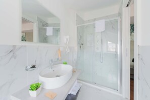 Kamar Triple Deluks | Kamar mandi | Shower, perlengkapan kamar mandi ramah lingkungan,  dan pengering rambut