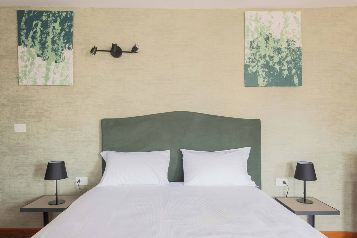Deluxe Triple Room | Peralatan tempat tidur premium, bar mini, peti besi dalam bilik, meja 