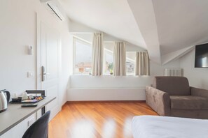 Deluxe Triple Room | Premium bedding, minibar, in-room safe, desk - Adelante Rooms San Giovanni  (Rome)