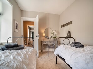 2 bedrooms, free WiFi, bed sheets - 2 bedroom accommodation in Colintraive (Colintraive)