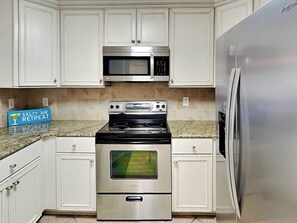 Refrigerador, microondas, horno, placa de cocina