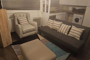 TV - 1 Bed House Sleeps 2 -free Parking -Tv (Romford)