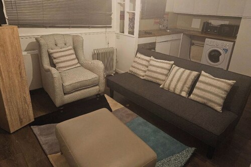 1 Bed House Sleeps 2 -free Parking -Tv