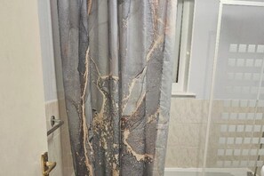 Separate tub and shower, deep soaking tub, towels - 1 Bed House Sleeps 2 -free Parking -Tv (Romford)