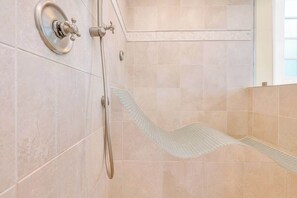 Shower, hair dryer, towels, shampoo - Graceful Lee (Carolina Beach)