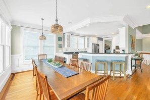 Dining - Graceful Lee Summary: (Carolina Beach)