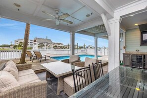 Outdoor dining - Graceful Lee (Carolina Beach)