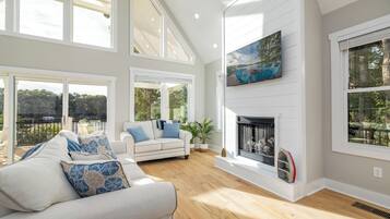 Een smart-tv, tafelvoetbal, een tafeltennistafel en boeken