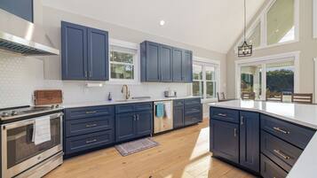 Een koelkast, een magnetron, een kookplaat, een vaatwasser