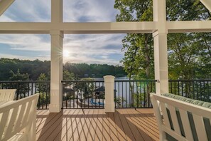 Property grounds - Spacious, Hot Tub, Great Dock, Deep Water, Game Room, Pet Friendly (Bracey)