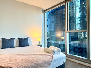 6 bedrooms, desk, iron/ironing board, travel cot