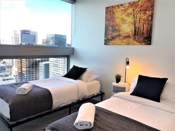 6 slaapkamers, een bureau, een strijkplank/strijkijzer, reisbedje