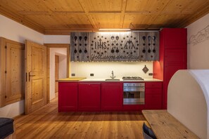 Réfrigérateur, four, lave-vaisselle, cafetière/bouilloire