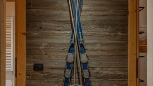 A wooden wall with skis leaning against it. - Casa dell'Alpinista in Cortina d'Ampezzo (Cortina d´Ampezzo)