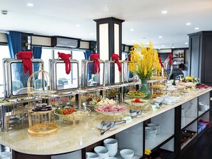 Her gün ücretsiz açık büfe kahvaltı