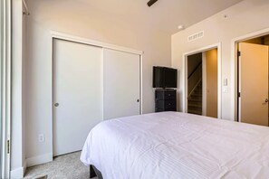 2 bedrooms, iron/ironing board, travel cot, free WiFi