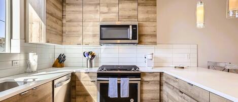 Frigorifero, microonde, forno, piano cottura
