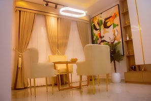 House | Interior - Lekki Aprt/pool/gym/sleeps 6/ Freep/tv/wifi (Lekki)