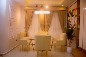 House | Interior - Lekki Aprt/pool/gym/sleeps 6/ Freep/tv/wifi (Lekki)