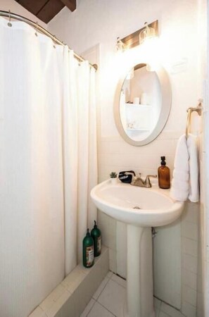 Haartrockner, Handtücher, Seife, Toilettenpapier