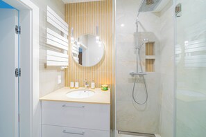 Douche, sèche-cheveux, serviettes fournies, savon