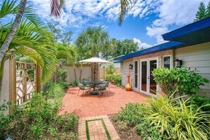 Outdoor dining - Cozy & Charming 4/4 bungalow with pool close to the Village, Lido & Siesta Keys (Sarasota)