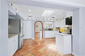 Fridge, microwave, oven, stovetop - Cozy & Charming 4/4 bungalow with pool close to the Village, Lido & Siesta Keys (Sarasota)