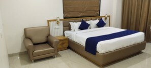 Habitación superior | Caja fuerte, decoración individual, mobiliario individual y escritorio