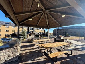 Outdoor dining - Easy Skiing! Walk to Lift + Kitchen & Hot Tub! (Brian Head)