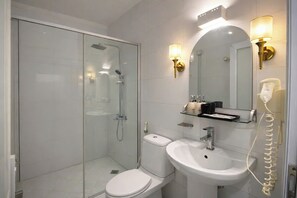 Free toiletries, hair dryer, towels, soap - Eco Nest Cozy Apartment & Hotel (Hanoi)