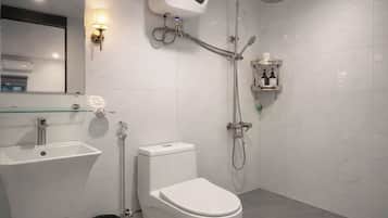Chambre Double Deluxe | Salle de bain | Articles de toilette gratuits, sèche-cheveux, serviettes fournies, savon