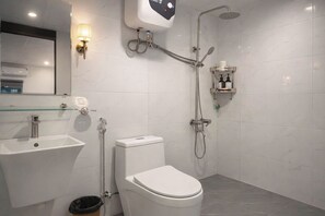 Kahden hengen deluxe-huone | Kylpyhuone | Ilmaiset hygieniatuotteet, hiustenkuivaaja, pyyhkeet, saippua