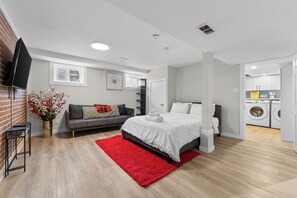 5 slaapkamers, een bureau, een strijkplank/strijkijzer, reisbedje