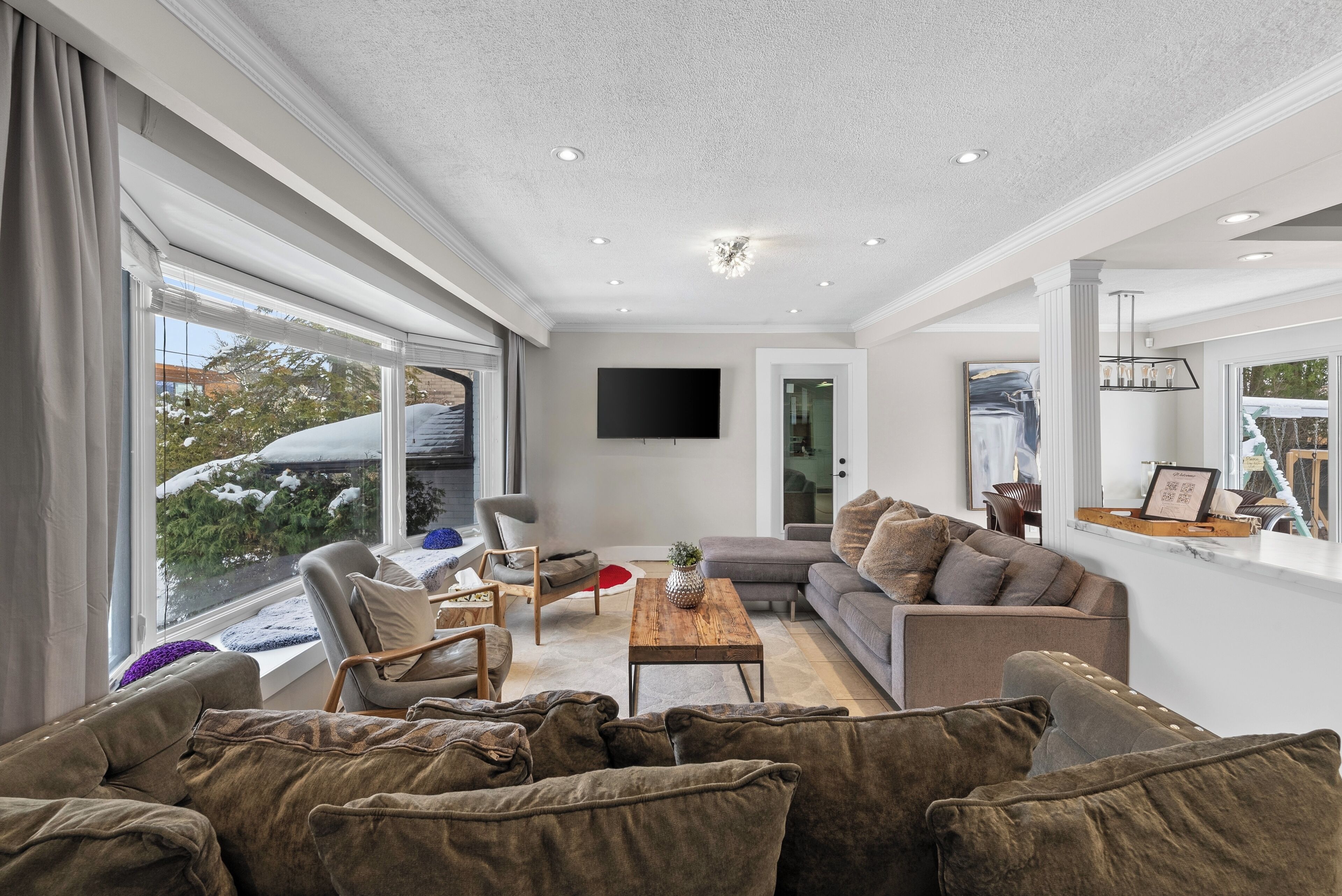 5 Bedroom Resort Vibes| Hot Tub + Dry Sauna + Chill Zone | Big Family Home - Toronto